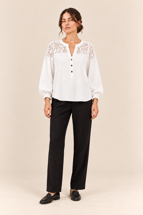 Blusa con canesú de encaje en blanco, vista frontal de estudio