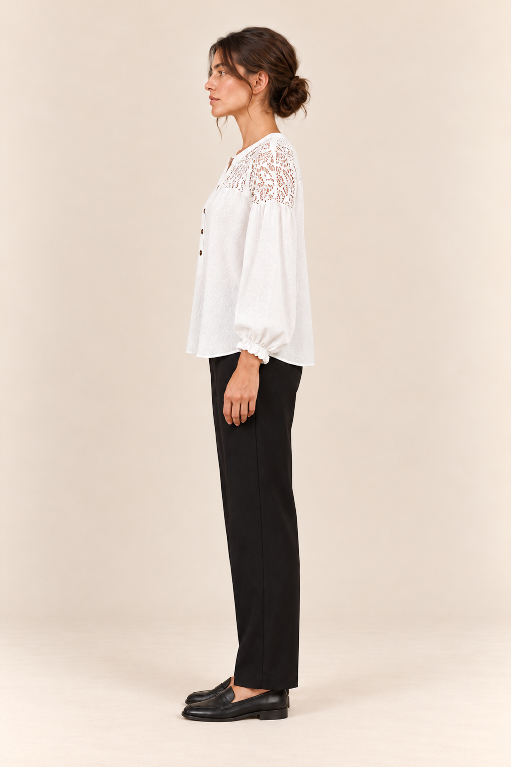 Blusa con canesú de encaje en blanco, vista lateral