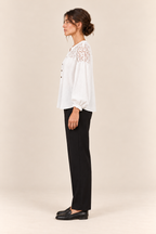 Blusa con canesú de encaje en blanco, vista lateral