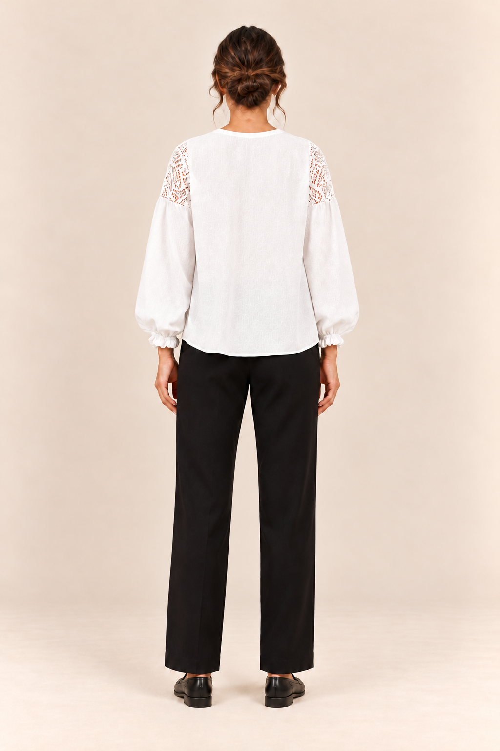 Blusa con canesú de encaje en blanco, vista trasera