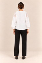 Blusa con canesú de encaje en blanco, vista trasera