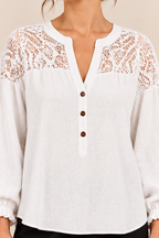 Blusa con canesú de encaje en blanco, detalle del cuello y los botones