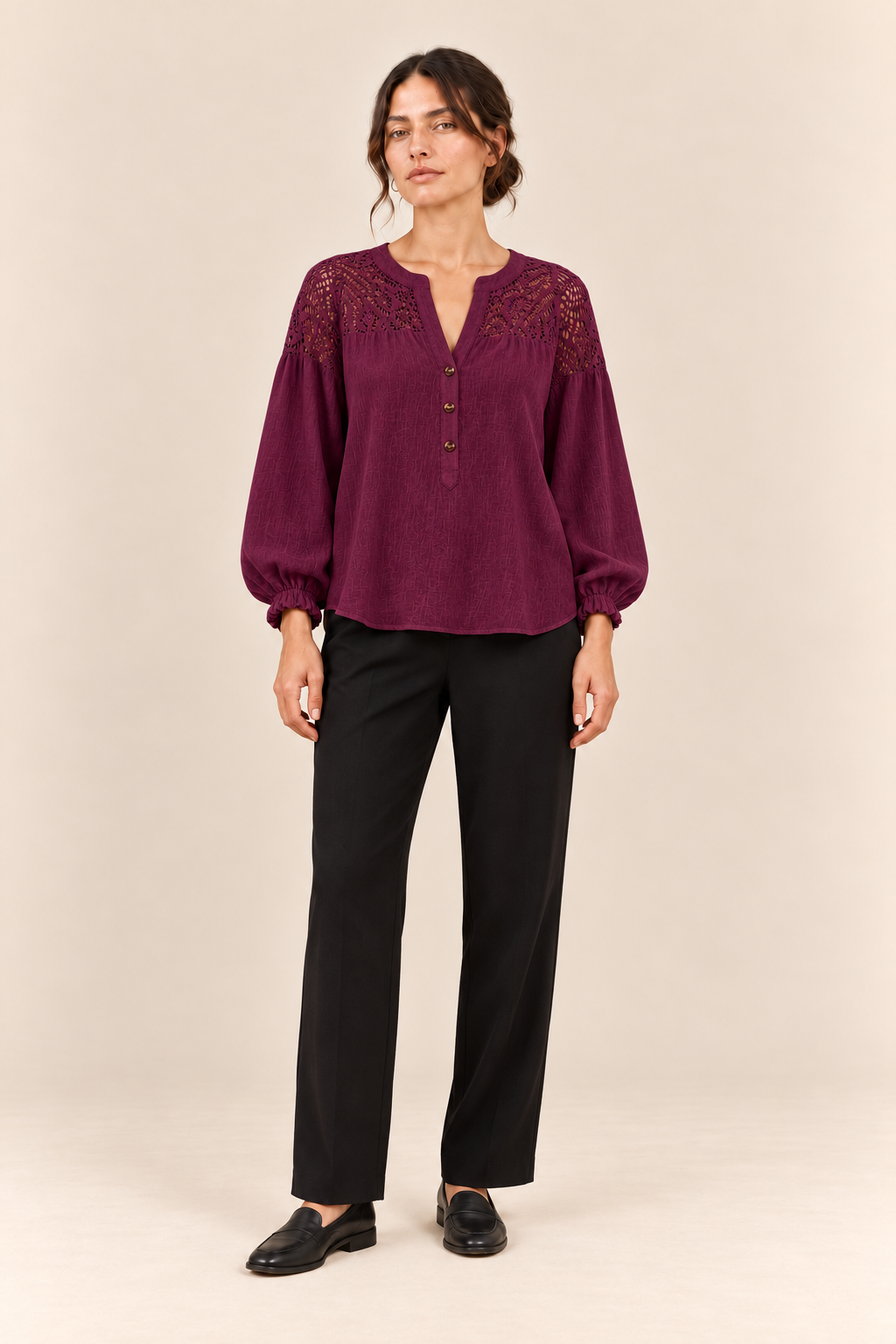 Blusa con canesú de encaje en burdeos, vista frontal de estudio