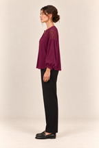 Blusa con canesú de encaje en burdeos, vista lateral
