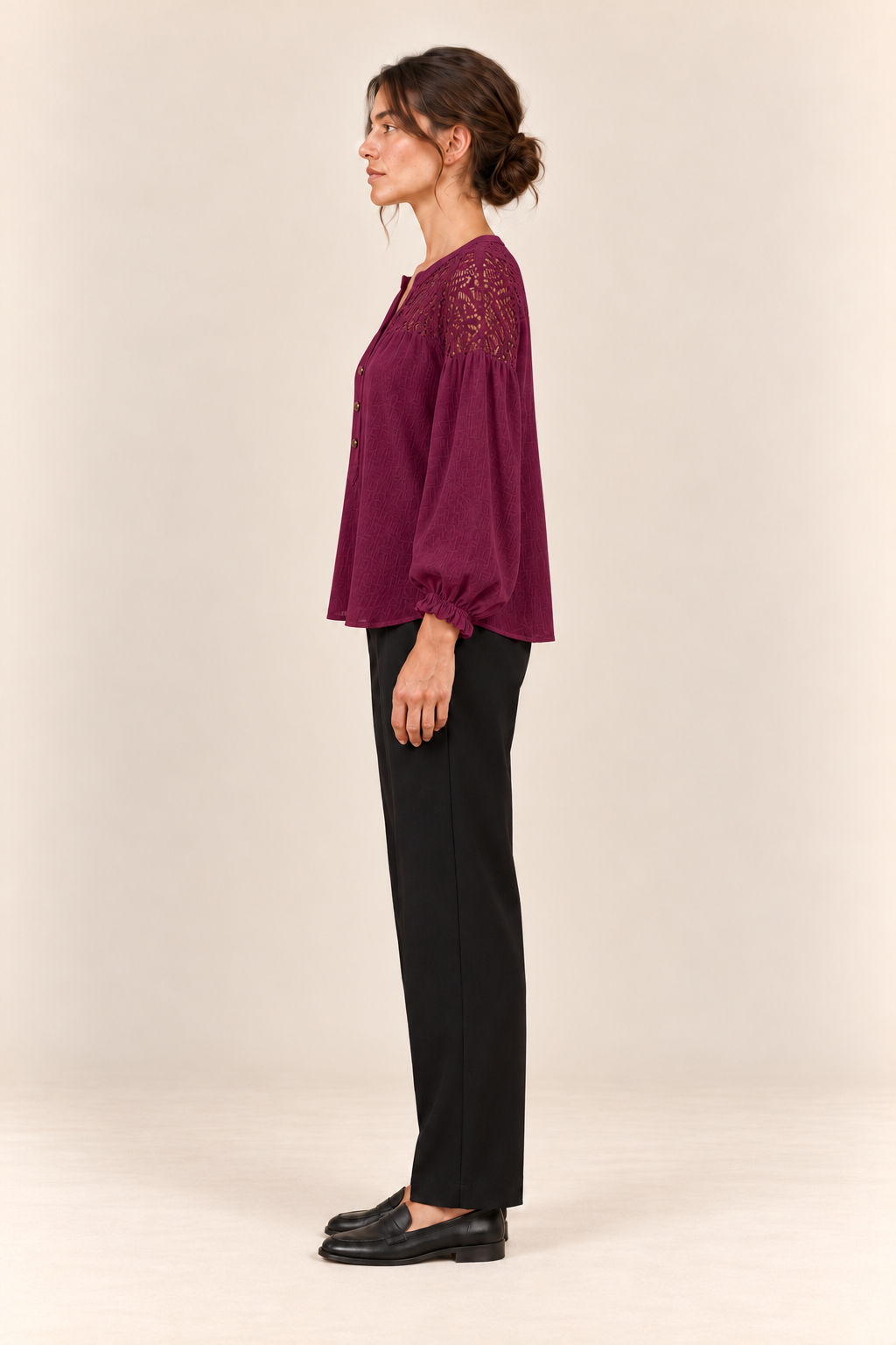 Blusa con canesú de encaje en burdeos, vista lateral