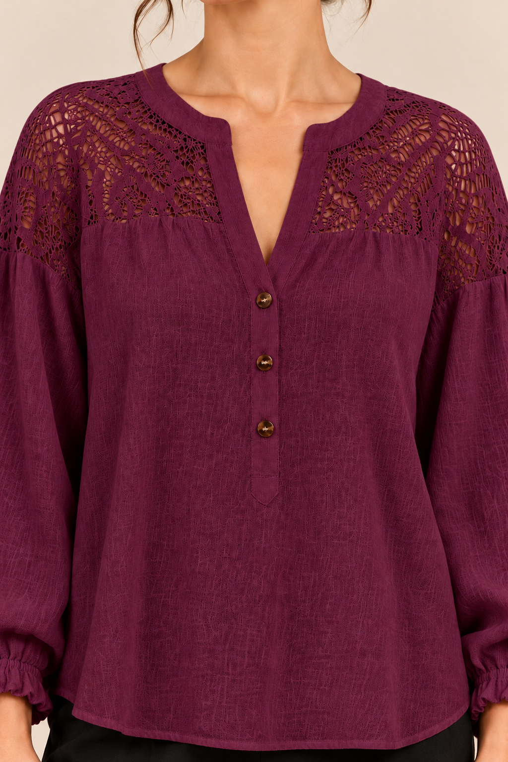 Blusa con canesú de encaje en burdeos, detalle del cuello y los botones