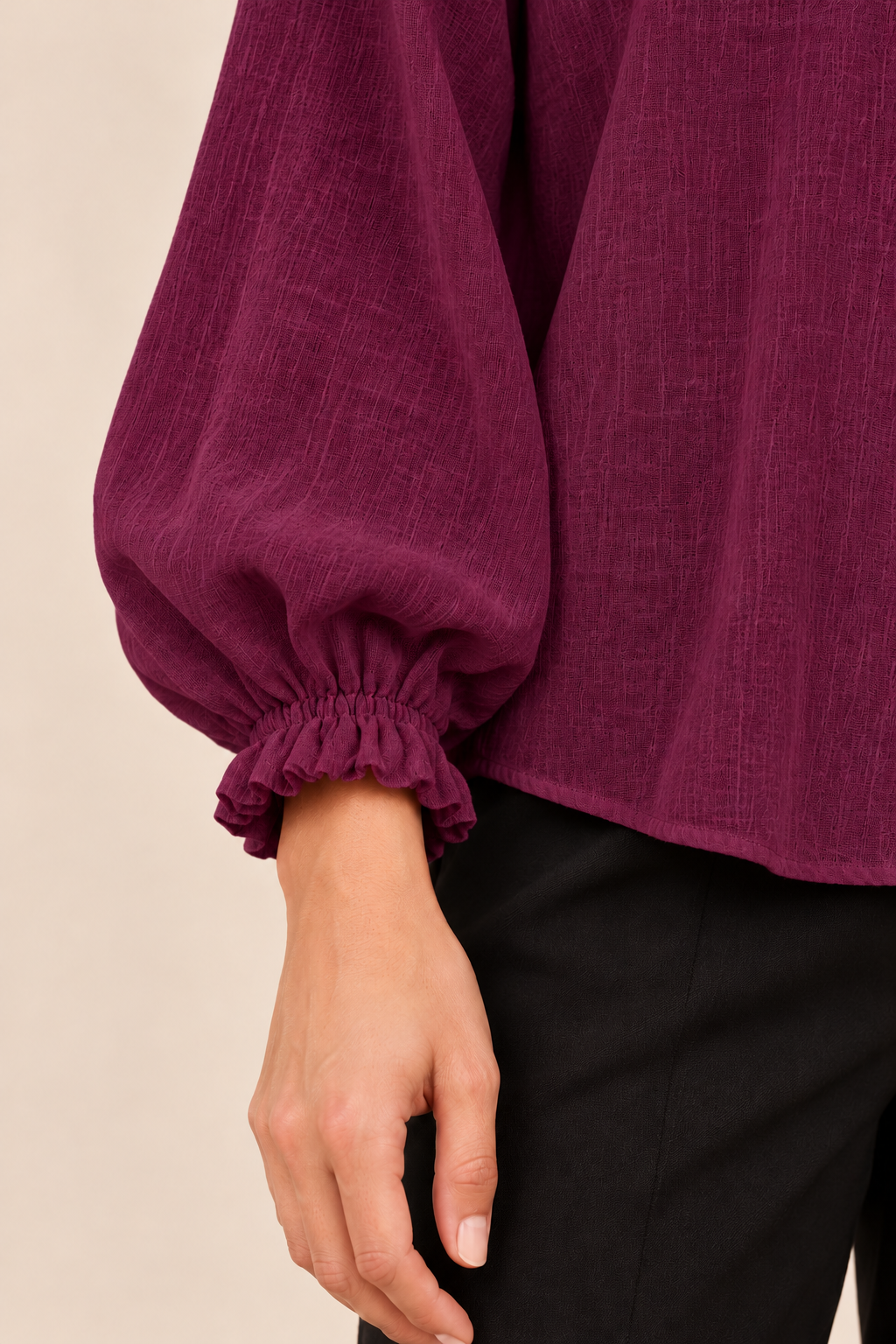 Blusa con canesú de encaje en burdeos, detalle de la manga y el puño