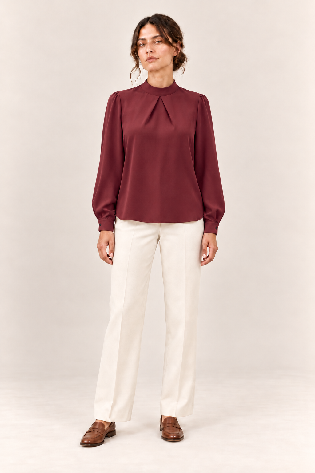 Blusa satinada con cuello alto y pliegues en burdeos, vista frontal de estudio