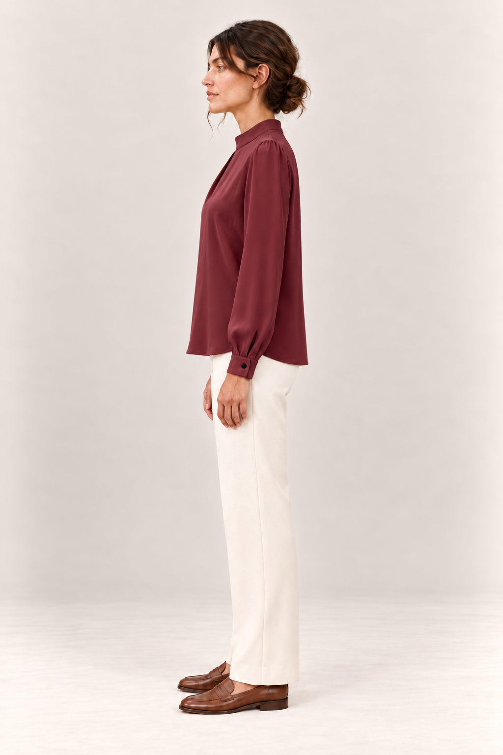 Blusa satinada con cuello alto y pliegues en burdeos, vista lateral