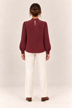 Blusa satinada con cuello alto y pliegues en burdeos, vista trasera