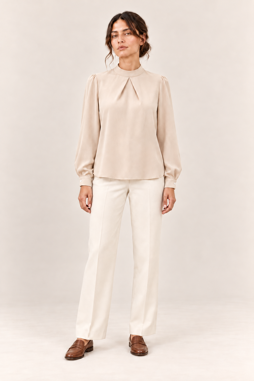Blusa satinada con cuello alto y pliegues en marfil, vista frontal de estudio
