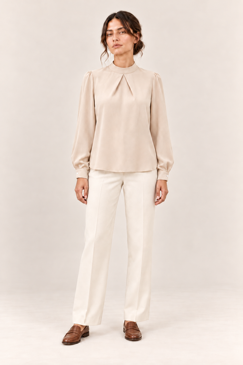 Blusa satinada con cuello alto y pliegues en marfil, vista frontal de estudio