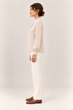 Blusa satinada con cuello alto y pliegues en marfil, vista lateral