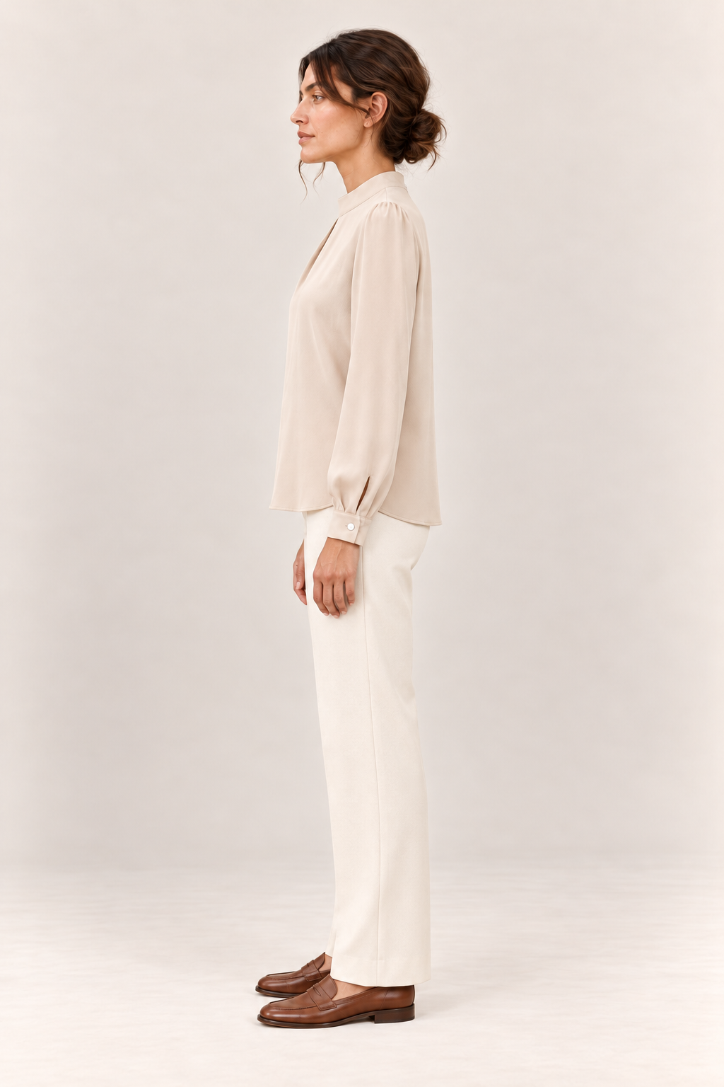 Blusa satinada con cuello alto y pliegues en marfil, vista lateral