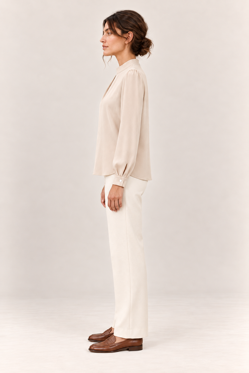 Blusa satinada con cuello alto y pliegues en marfil, vista lateral