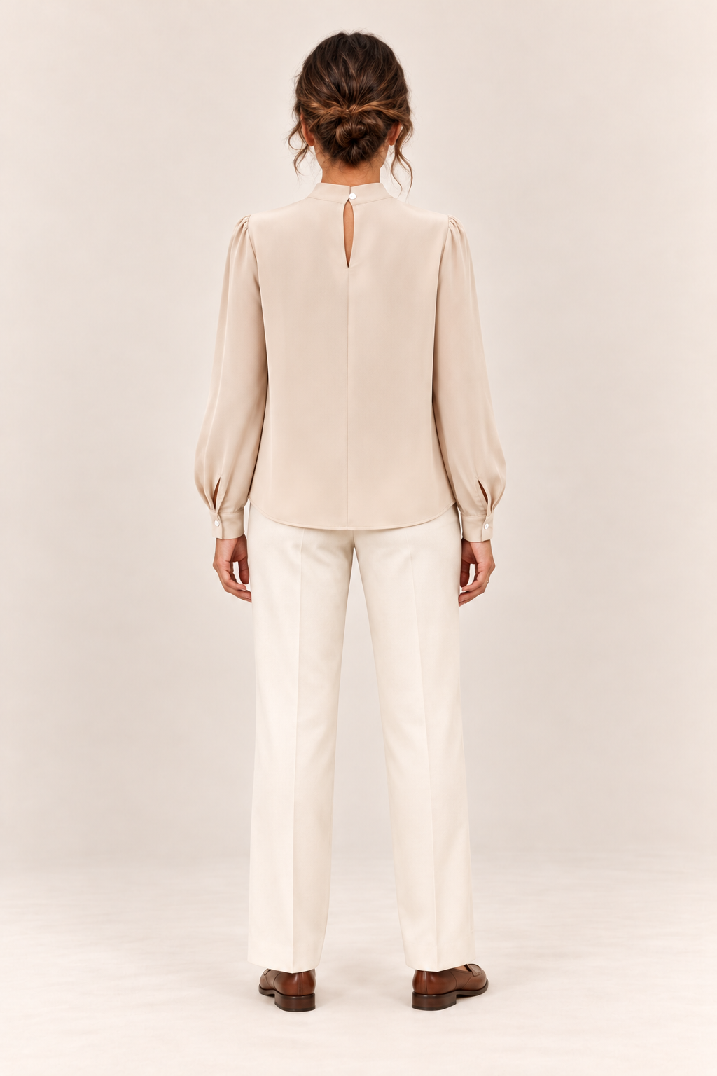 Blusa satinada con cuello alto y pliegues en marfil, vista trasera