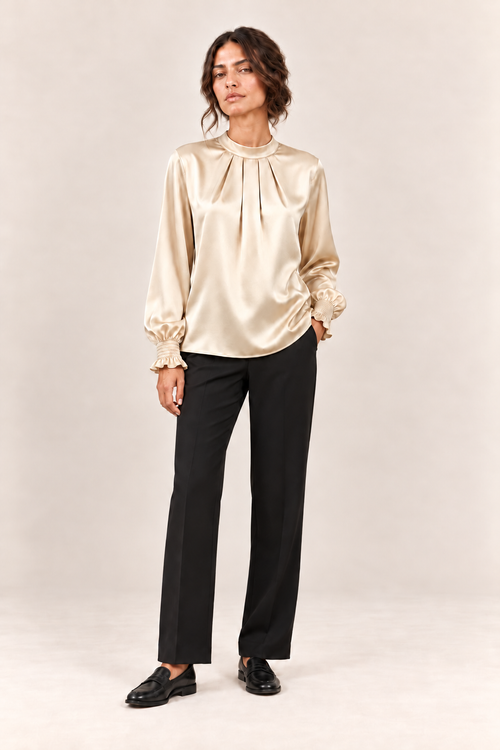 Blusa satinada en crudo, vista frontal de estudio