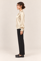 Blusa satinada en crudo, vista lateral