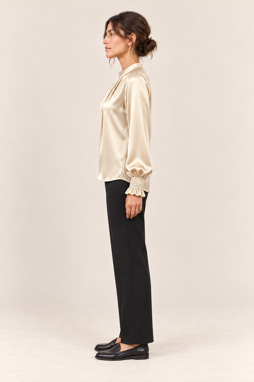 Blusa satinada en crudo, vista lateral