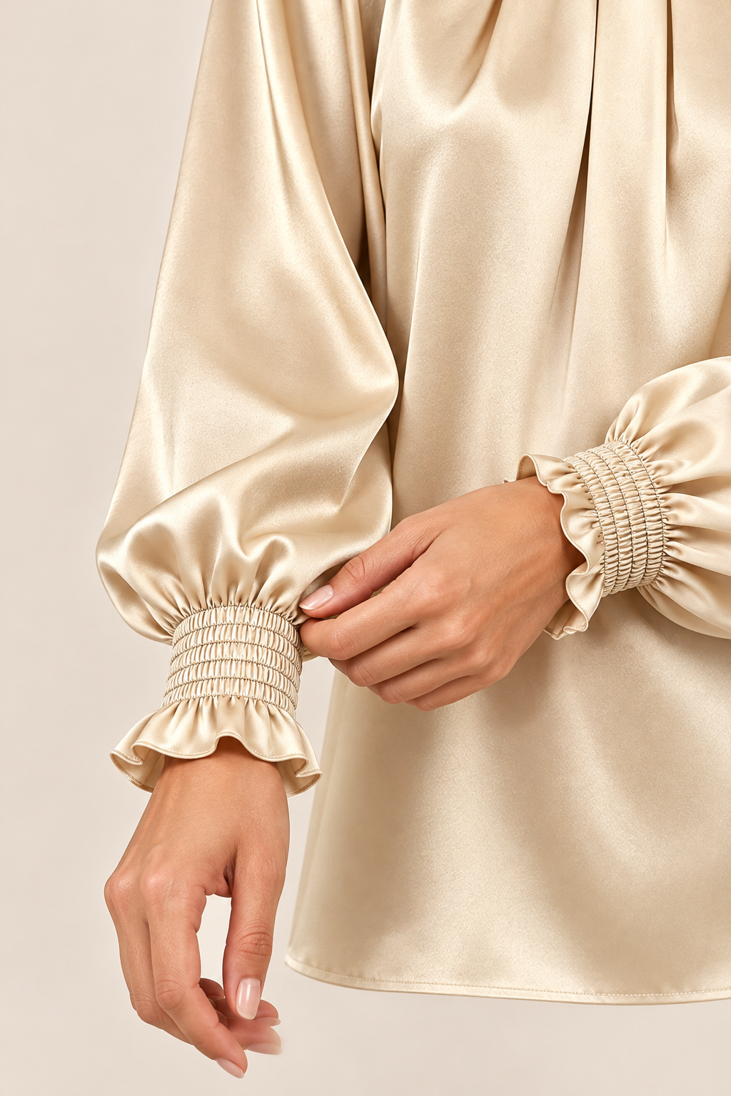 Blusa satinada en crudo, detalle del puño fruncido y volante