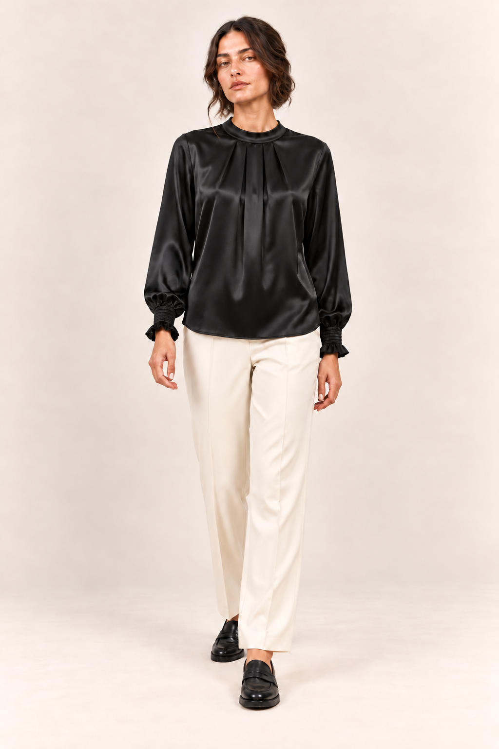 Blusa satinada en negro, vista frontal de estudio