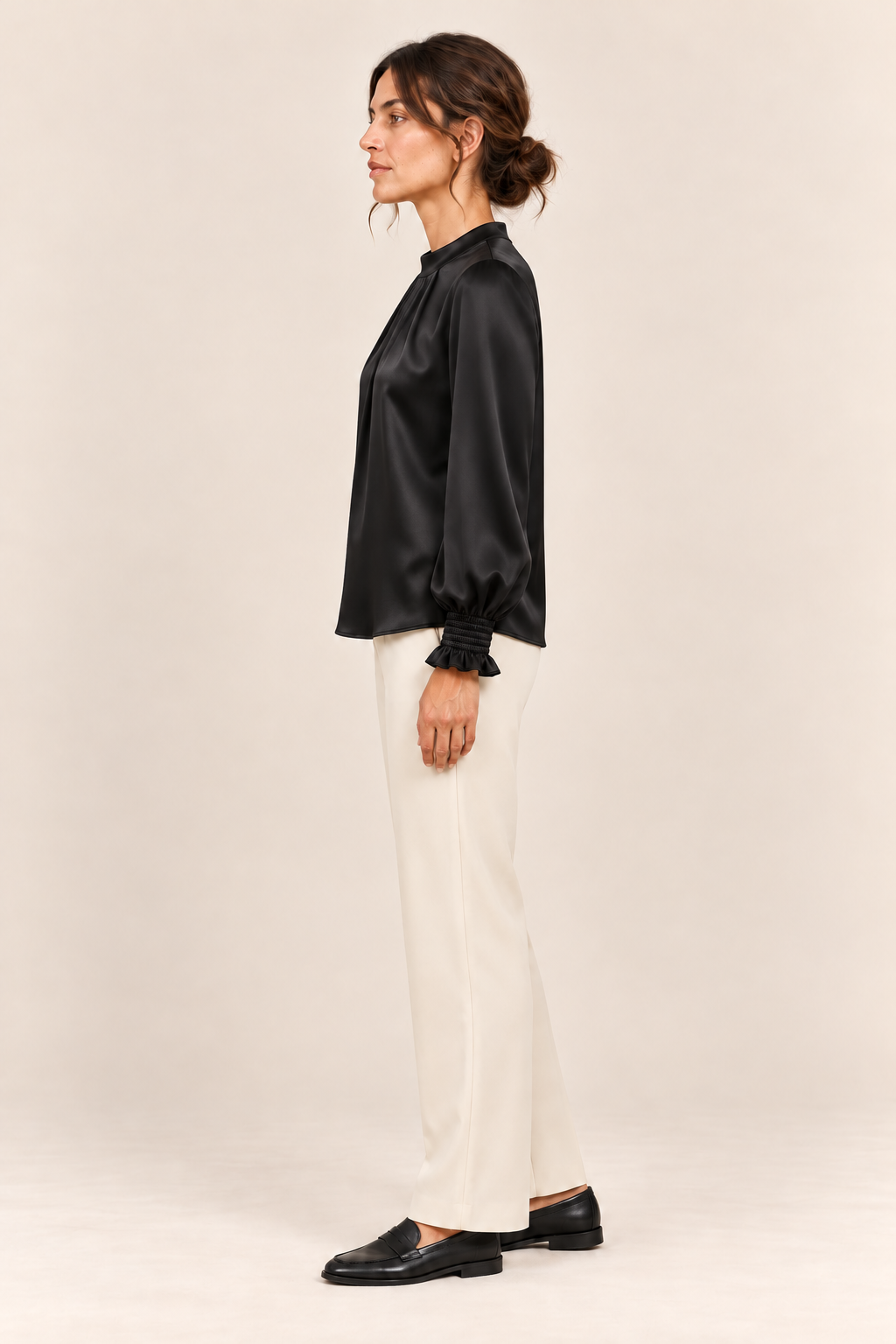 Blusa satinada en negro, vista lateral
