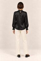 Blusa satinada en negro, vista trasera