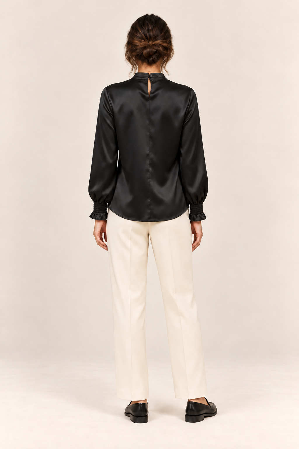 Blusa satinada en negro, vista trasera