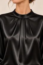 Blusa satinada en negro, detalle del cuello plisado