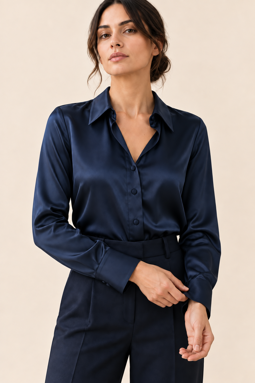 Blusa satinada azul-marino, detalle cuello botones