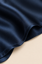Blusa satinada azul-marino, detalle tejido