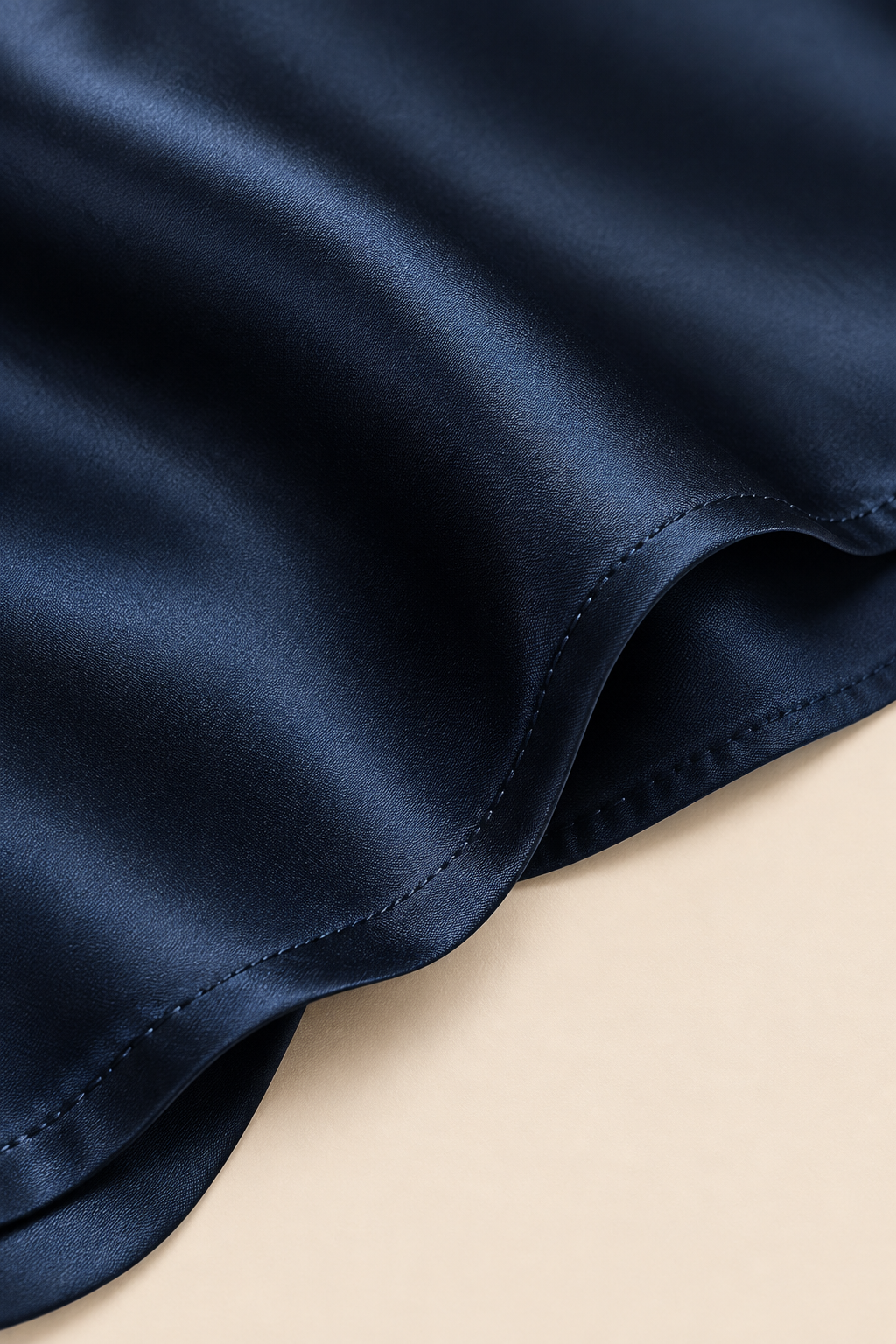 Blusa satinada azul-marino, detalle tejido