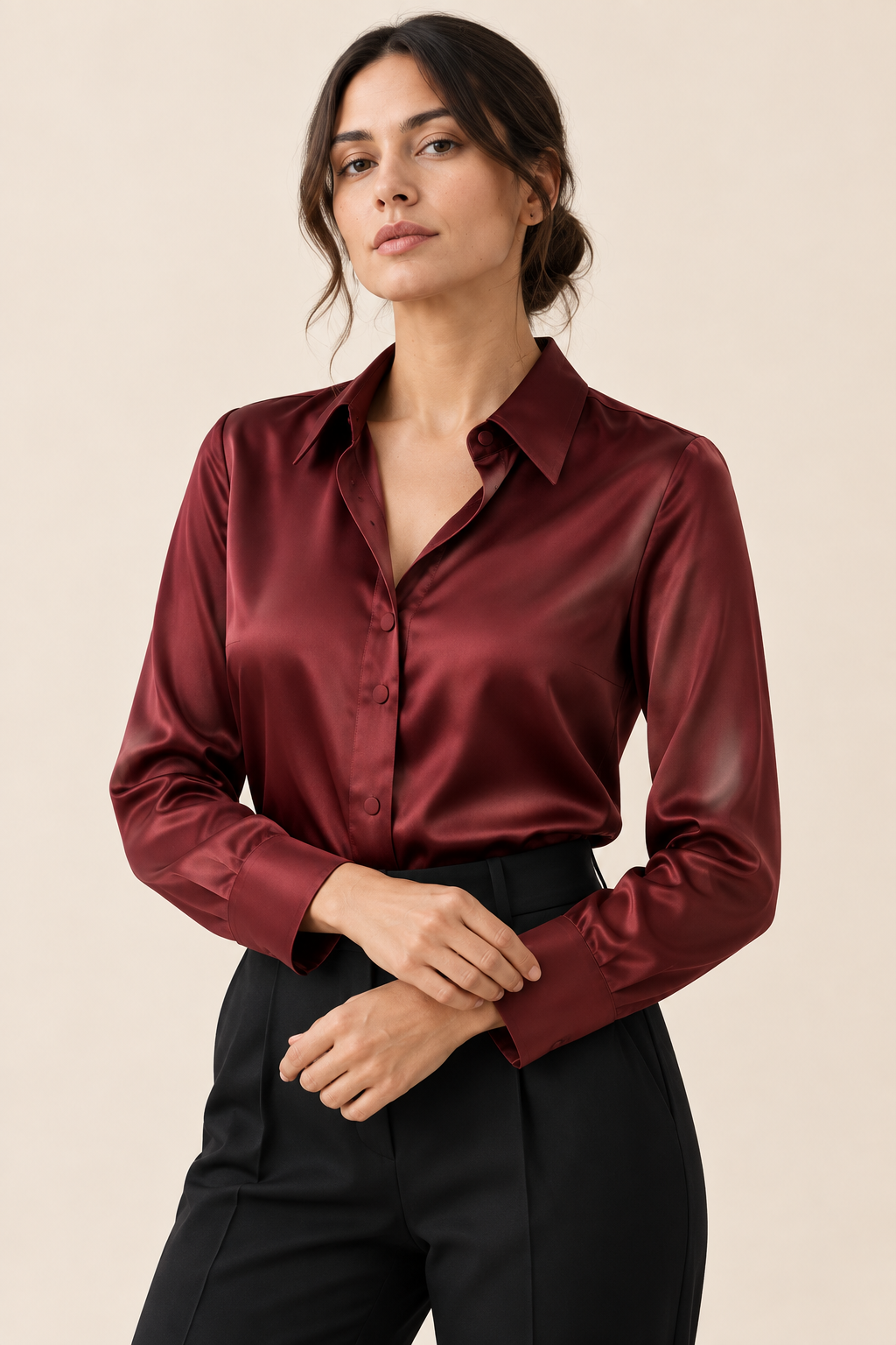 Blusa satinada burdeos, detalle cuello botones