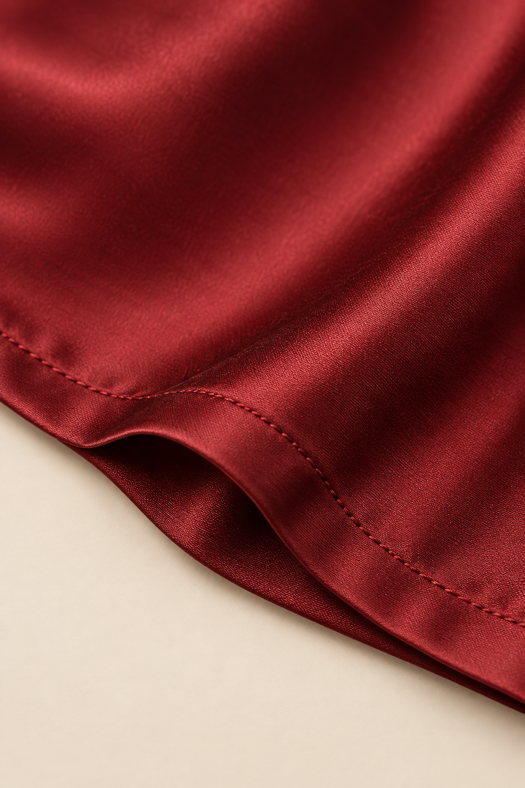 Blusa satinada burdeos, detalle tejido