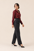 Blusa satinada burdeos, lateral