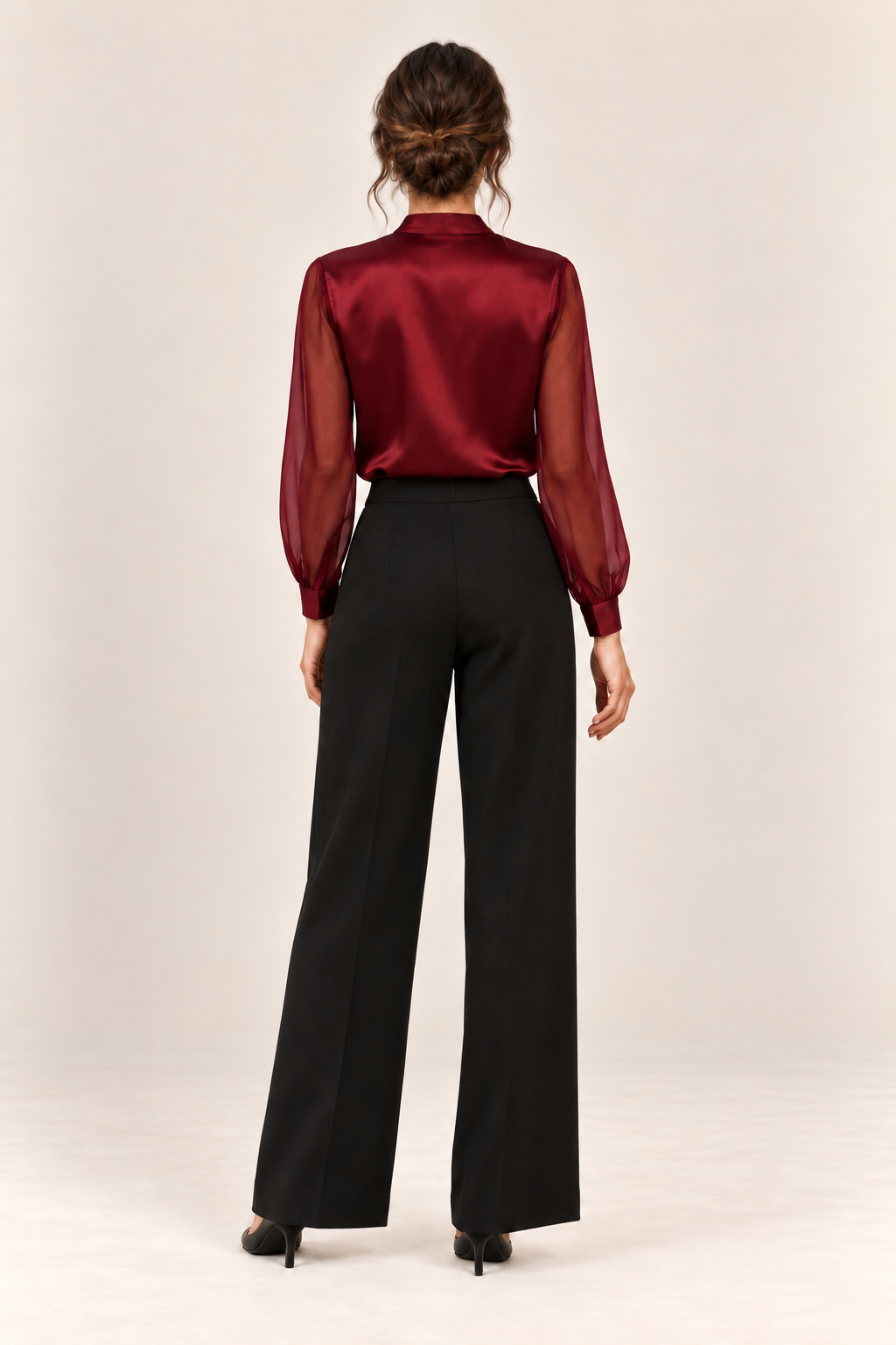 Blusa satinada con mangas transparentes en burdeos, vista trasera