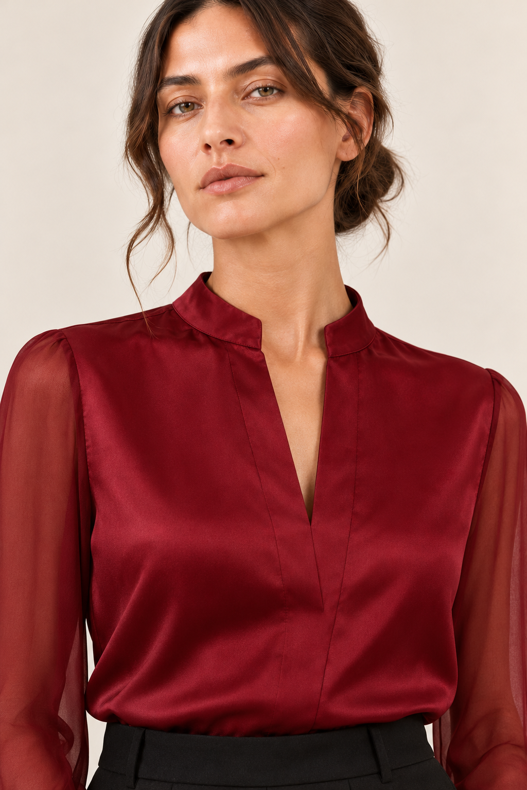 Blusa satinada con mangas transparentes en burdeos, detalle del cuello y la abertura frontal