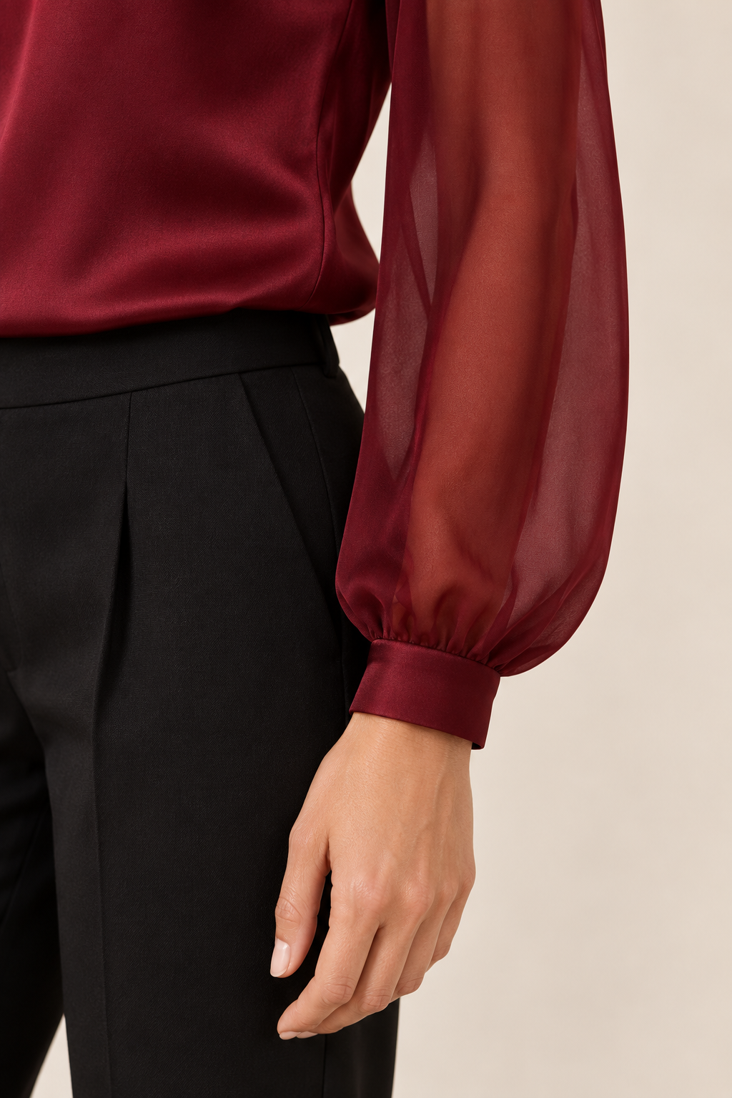 Blusa satinada con mangas transparentes en burdeos, detalle de la manga transparente y el puño