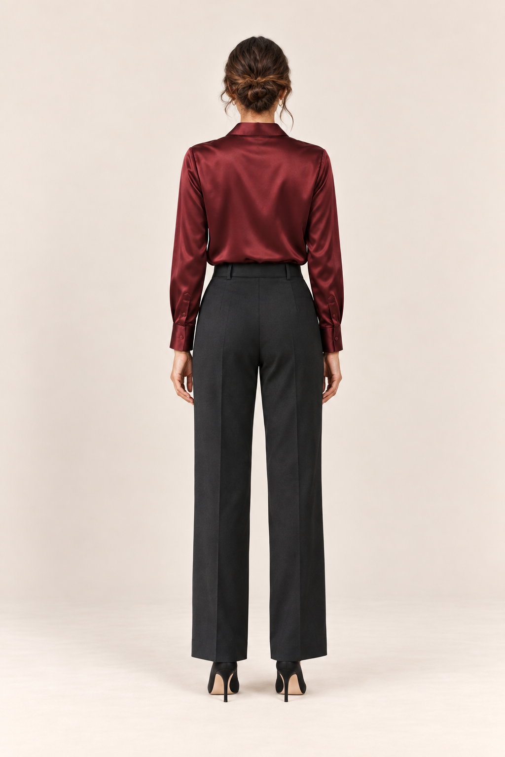 Blusa satinada de manga larga en burdeos, vista trasera de estudio