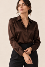 Blusa satinada marrón, detalle cuello botones
