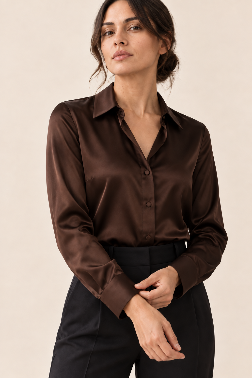 Blusa satinada marrón, detalle cuello botones