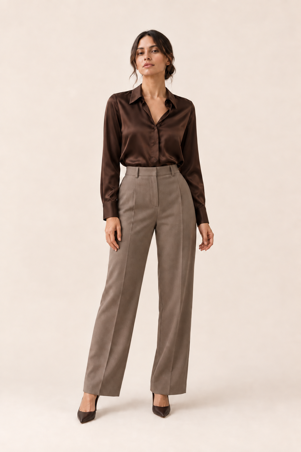 Blusa satinada marrón, frontal