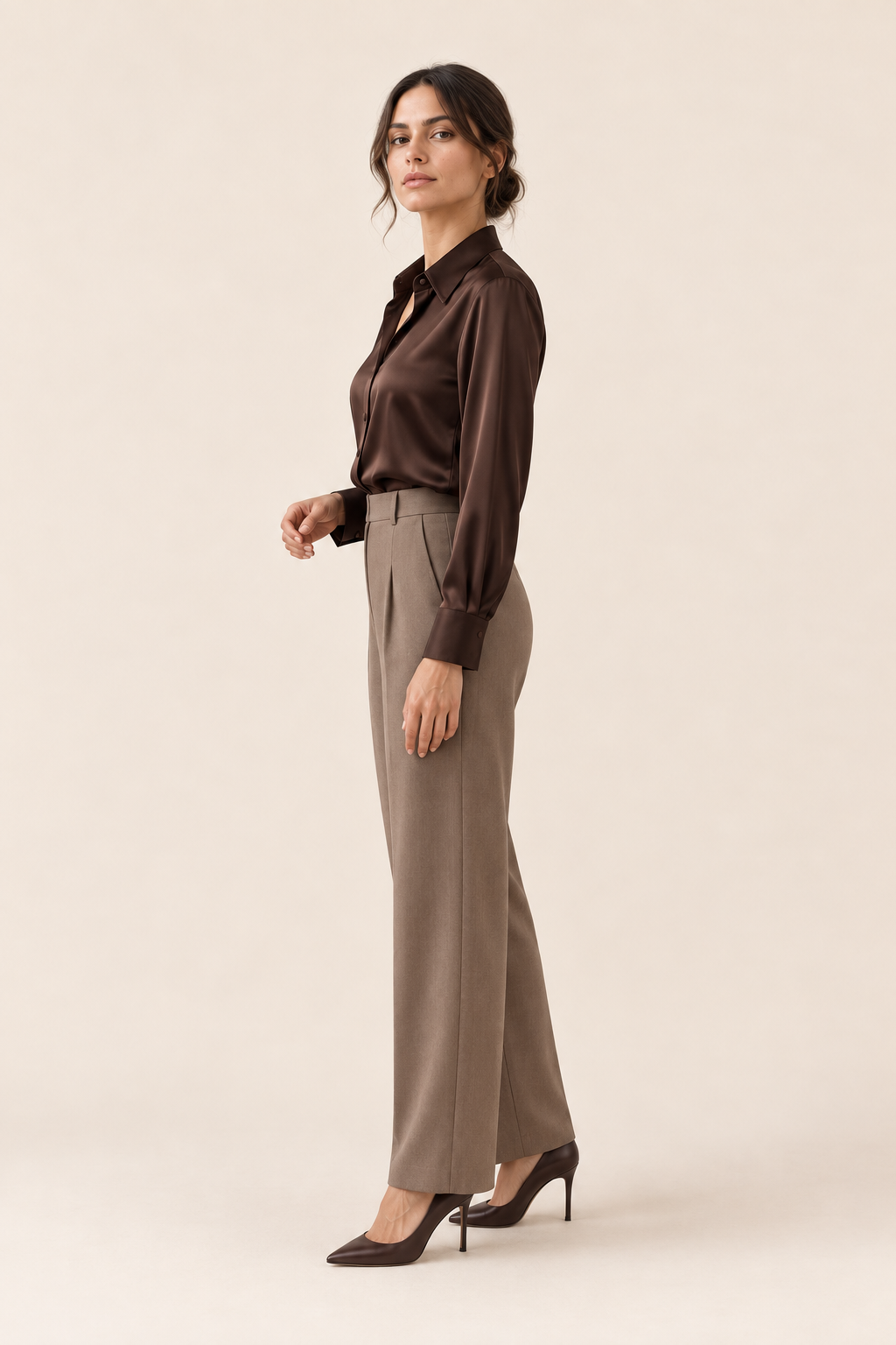 Blusa satinada marrón, lateral