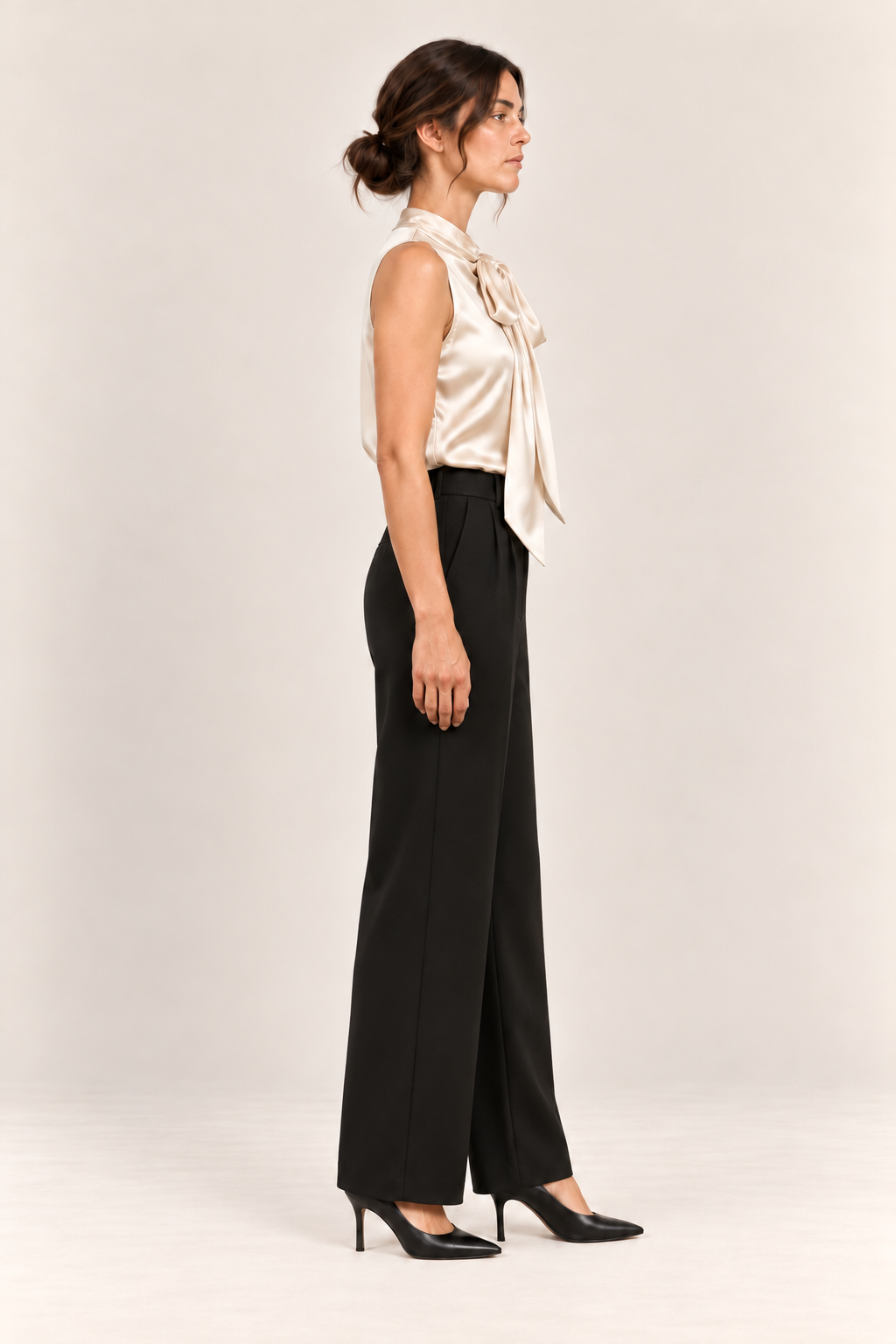 Blusa satinada sin mangas con lazo en crudo, vista lateral