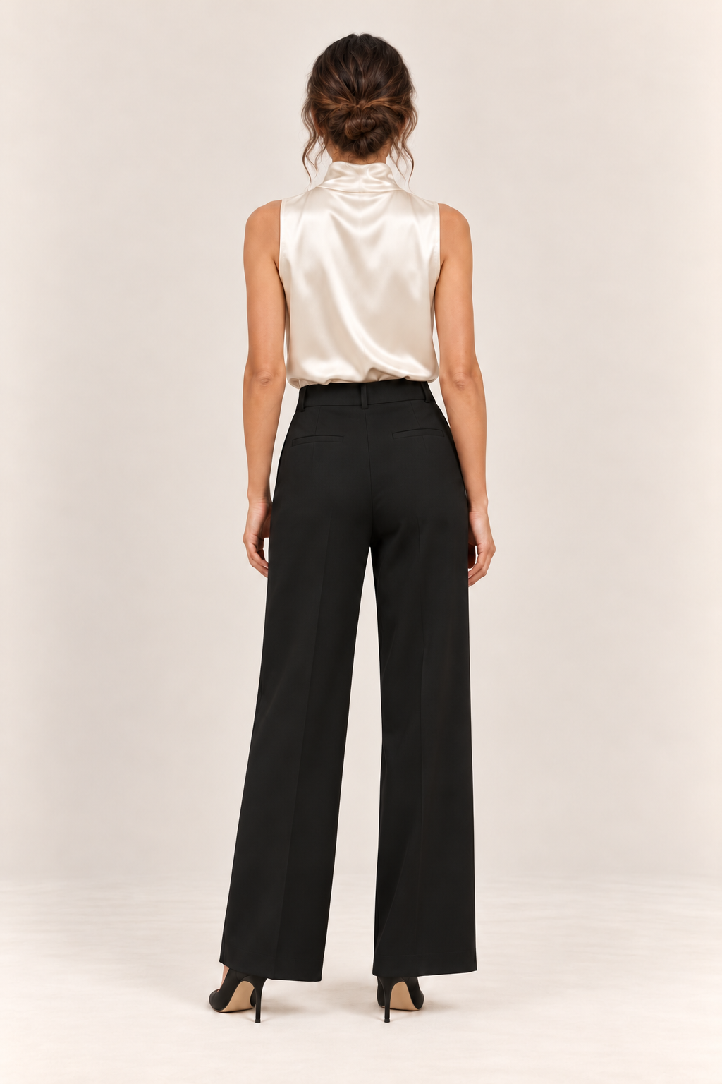 Blusa satinada sin mangas con lazo en crudo, vista trasera