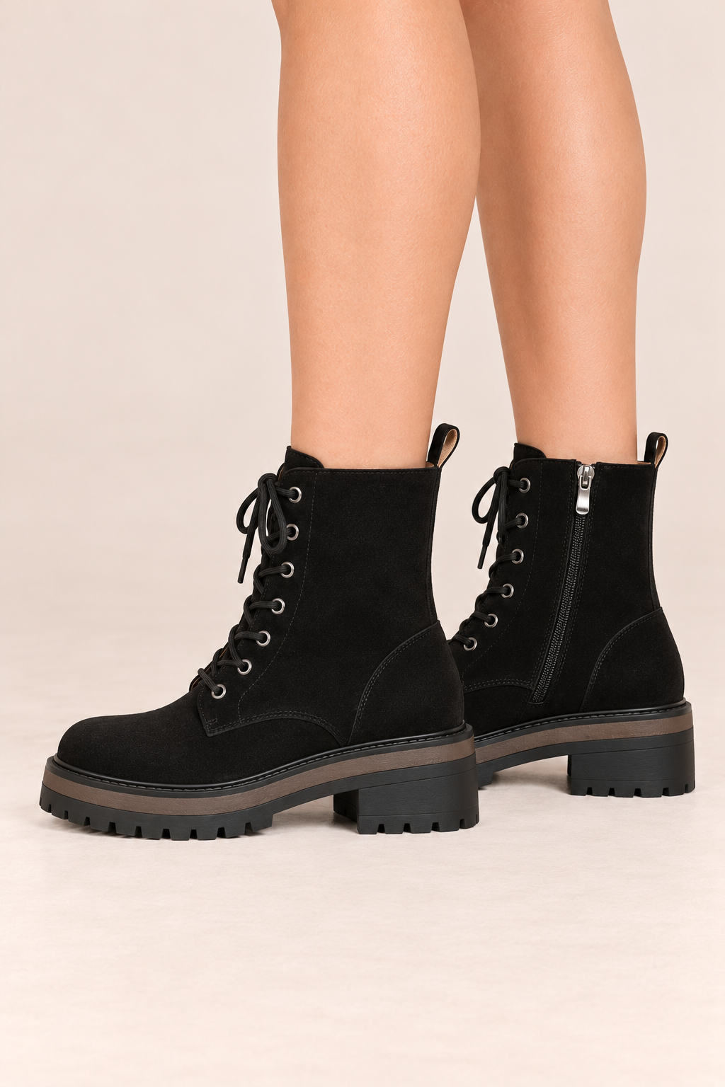 Botines de cordones con suela gruesa en negro, vista lateral