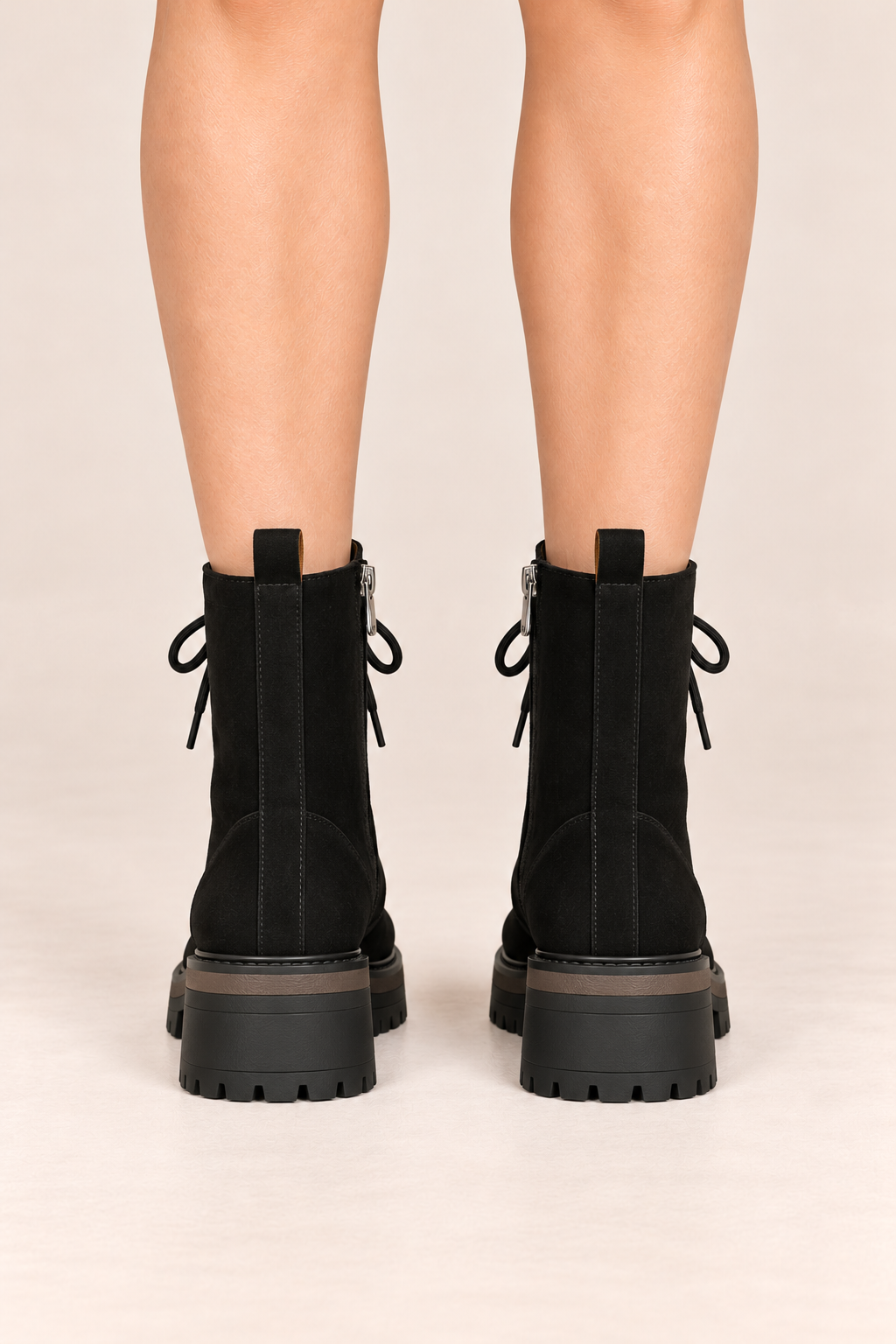 Botines de cordones con suela gruesa en negro, vista trasera