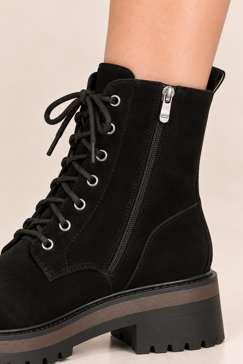 Botines de cordones con suela gruesa en negro, detalle de la cremallera y los cordones