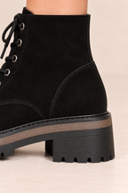 Botines de cordones con suela gruesa en negro, detalle del talón y la suela