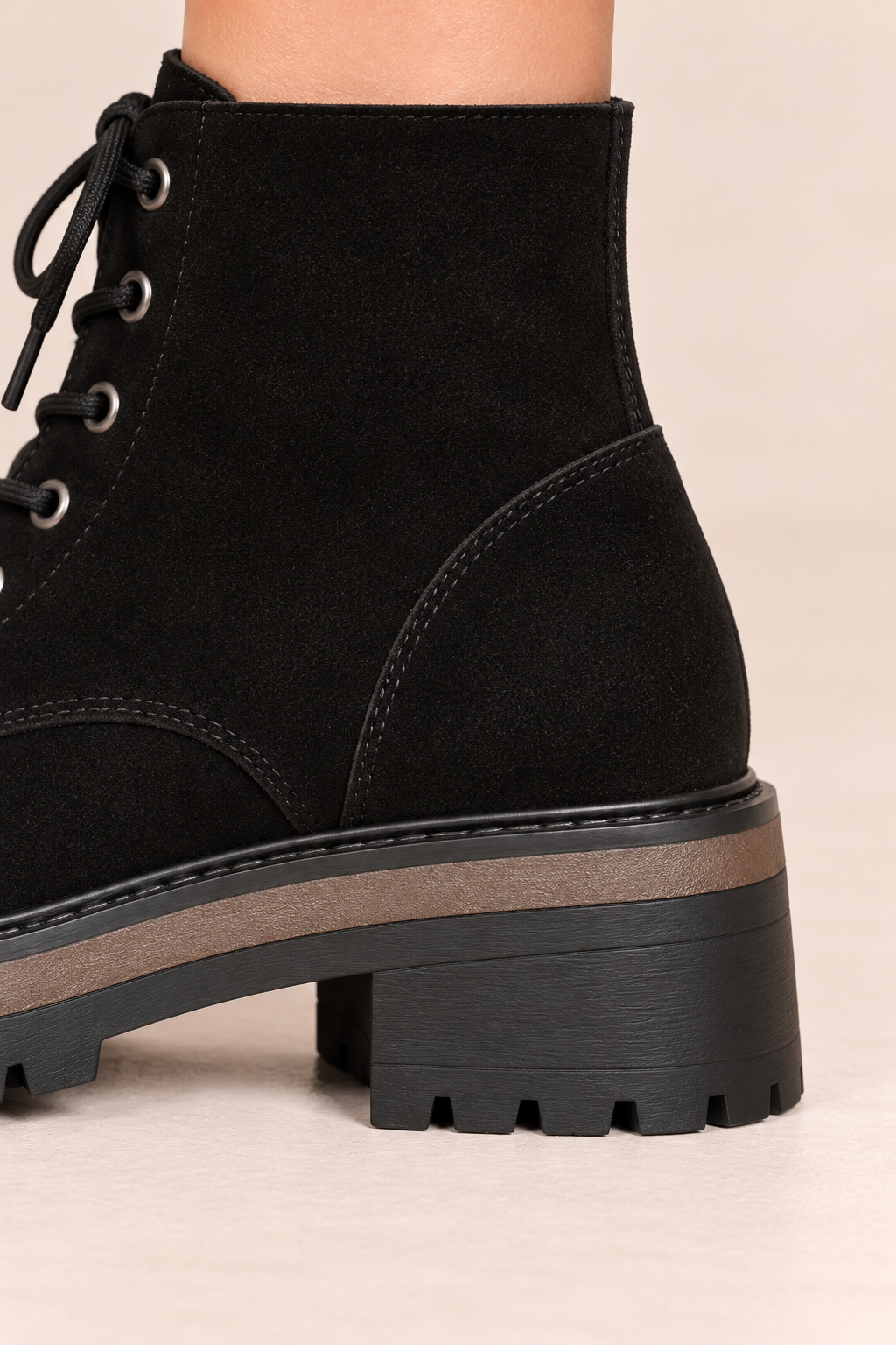 Botines de cordones con suela gruesa en negro, detalle del talón y la suela
